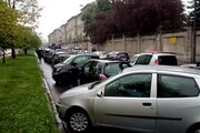 Milano, over 75 in coda sotto la pioggia fuori dall'hub di Baggio