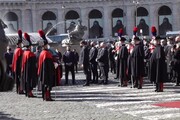 Sassoli, il feretro entra nella basilica avvolto nella bandiera europea