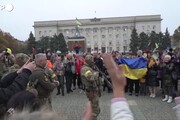 Ucraina, ritirata delle truppe russe da Kherson: festeggiamenti in piazza