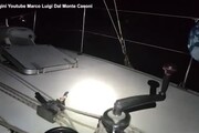 Trascorrono le vacanze in catamarano e salvano un naufrago siriano