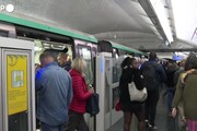 Parigi, l'omaggio alla regina Elisabetta nella metropolitana