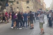 Meloni contestata a Cagliari, disordini e cori 'Siamo tutti antifascisti'