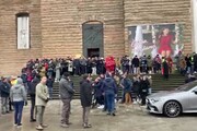 I funerali di Giulia, il 'rumore' all'uscita del feretro