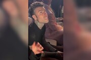 Fedez alla sfilata di Versace senza la moglie Chiara Ferragni