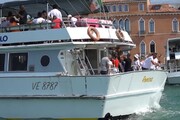 Turisti a Venezia, gruppi piu' piccoli per ogni guida e stop agli altoparlanti