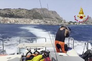 Barca affondata, avanti senza sosta le ricerche dei dispersi