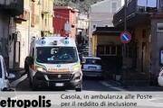 Alle Poste in ambulanza per incassare il reddito d'inclusione