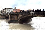 L'Arno molla la presa su Firenze, acqua sotto il livello di guardia