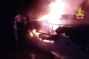 Barca a fuoco in Friuli: muore una turista, grave il compagno