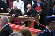 Papa Francesco, il cardinale Zuppi prega davanti al feretro in San Pietro