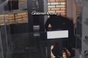 Arrestati mentre tentavano di svaligiare una gioielleria