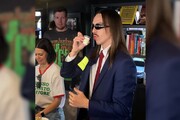 A Milano spunta Tommy Cash a distribuire caffe' ai passanti