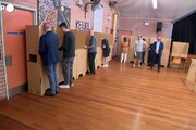 Australia al voto, ai seggi il primo ministro Albanese e... i bagnanti
