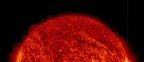 Il brillamento di classe X2.7 emesso dalla macchia solare AR4087 il 14 maggio 2025 (fonte: NOAA Space Weather Prediction Center GOES 19 satellite)