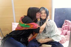 Una nonna con la nipote (archivio)