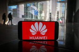 Oltre 40 eurodeputati chiedono di vietare i telefoni Huawei all'Eurocamera