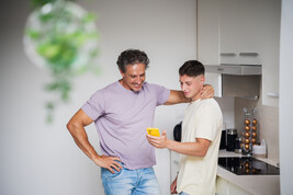 Un figlio mostra al padre lo smartphone foto iStock.