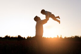 Un papà con il figlio (fonte Freepik)