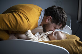 Un padre ha cura del suo bambino foto iStock.