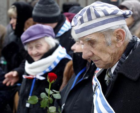 Alcuni superstiti del campo di concentramento di  Auschwitz © EPA