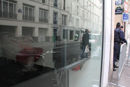 Macchie di sangue vicino l'uscita secondaria del Bataclan © ANSA