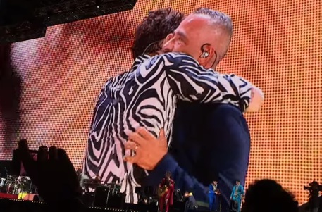 Un frame del video del concerto di Jovanotti ed Eros Ramazzotti per Pino Daniele, al San Paolo © Ansa