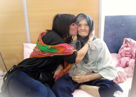 Una nonna con la nipote (archivio) © ANSA