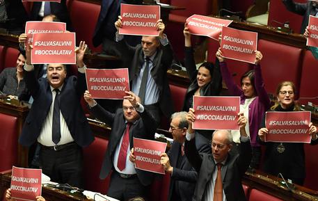 I cartelli in Aula del Pd durante il voto sulle mozioni © ANSA