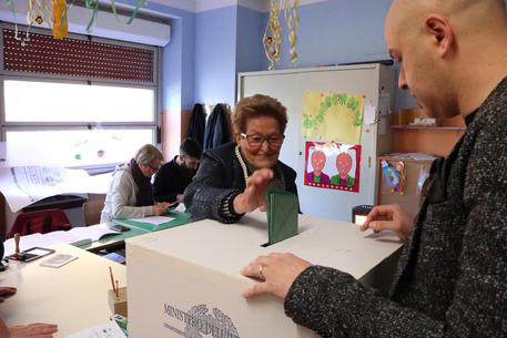 Una signora vota in Sardegna © ANSA