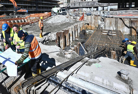 Lavori in un cantiere © ANSA