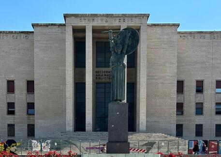 Studenti in tenda di fronte al Palazzo del Rettorato dell'università La Sapienza di Roma © ANSA