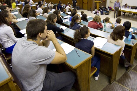 UNIVERSITA': A SAPIENZA PROTESTA CONTRO TEST E NUMERO CHIUSO [ARCHIVE MATERIAL 20120904 ]