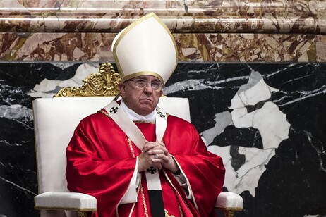 Papa Francesco nella messa del 3 novembre 2014 con la mitra che indossa nella bara