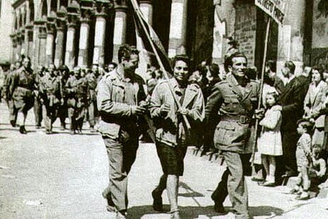 Partigiani sfilano per le strade di Milano, 25 aprile 1945