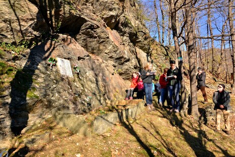 Ticiun, la commemorazione ai caduti partigiani, tappa di uno dei trekking organizzati da Santieri Resistenti collegando i luoghi memoria della Resistenza in Piemonte
