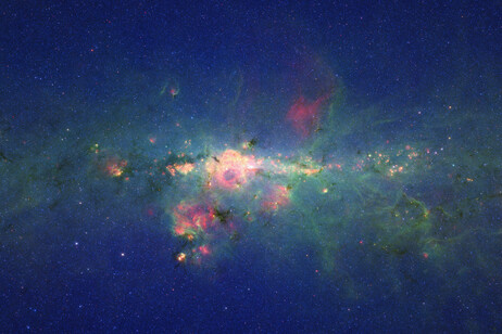 Il centro della Via Lattea visto dal telescopio spaziale Spitzer della Nasa (fonte: Robert Sullivan da Flickr PDM 1.0)