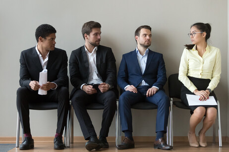 Tre uomini guardano le donne foto iStock.