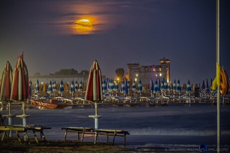 La prima Luna piena di  agosto sul castello di Santa Severa, sul litorale romano tra Roma e Civitavecchia (fonte: Marco D'angelo, del Gruppo Astrofili Palidoro)