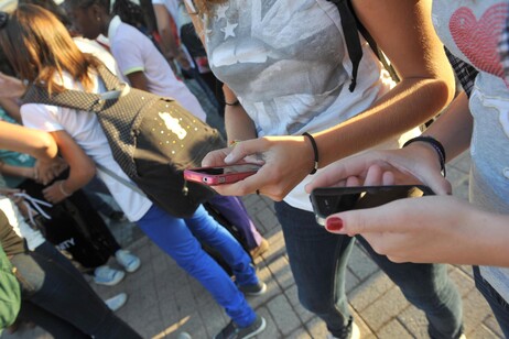 Un gruppo di giovani all'uscita di scuola