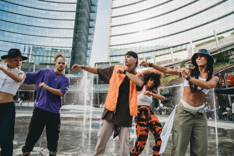 Un gruppo di ragazzi balla in città foto iStock.