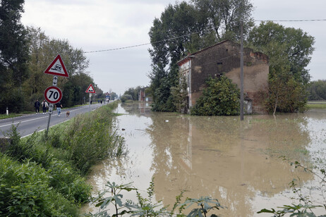 Maltempo: tracima il torrente Crostolo, evacuazioni nel Reggiano