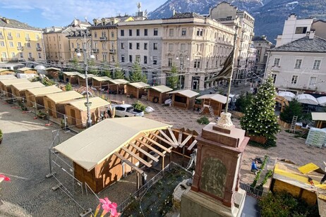 L'allestimento del Marché Vert Noël in piazza Chanoux ad Aosta