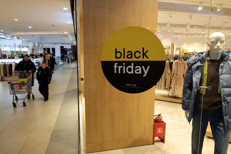 Confcommercio, al black friday più shopping per gli italiani