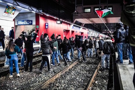 Studenti e antagonisti bloccano i binari della stazione a Torino