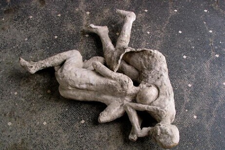 Calchi di corpi di persone travolte a Pompei dall'eruzione del Vesuvio del 79 d.C (fonte: Archeological Park of Pompeii)