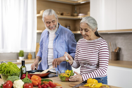 Una coppia di anziani cucina assieme. dieta benessere salute Attestazione: Prostock-Studio - iStock