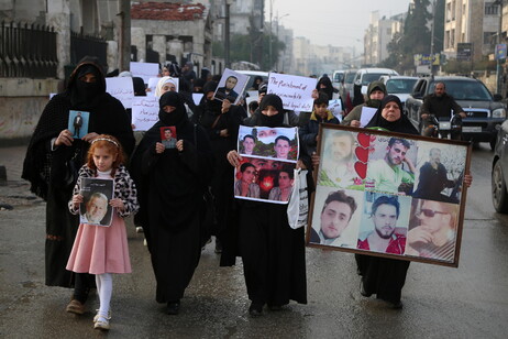 Parenti di siriani scomparsi durante il regime di Assad chiedono giustizia
