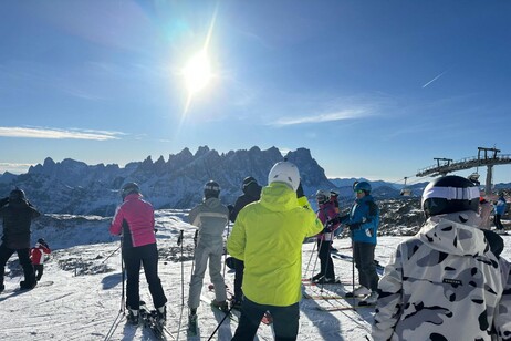 Sole, neve e sciatori per un Natale sulle piste di Falcade, Dolomiti bellunesi