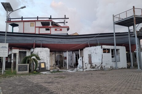 Una barca sul tetto di un edificio a Banda Aceh, dopo lo tsunami del 2004 (fonte: Alessandro Amato)