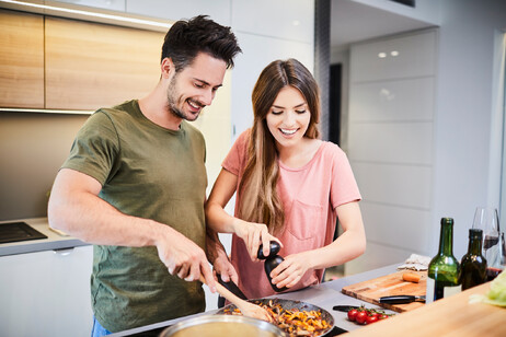 Una coppia cucina insieme foto iStock.